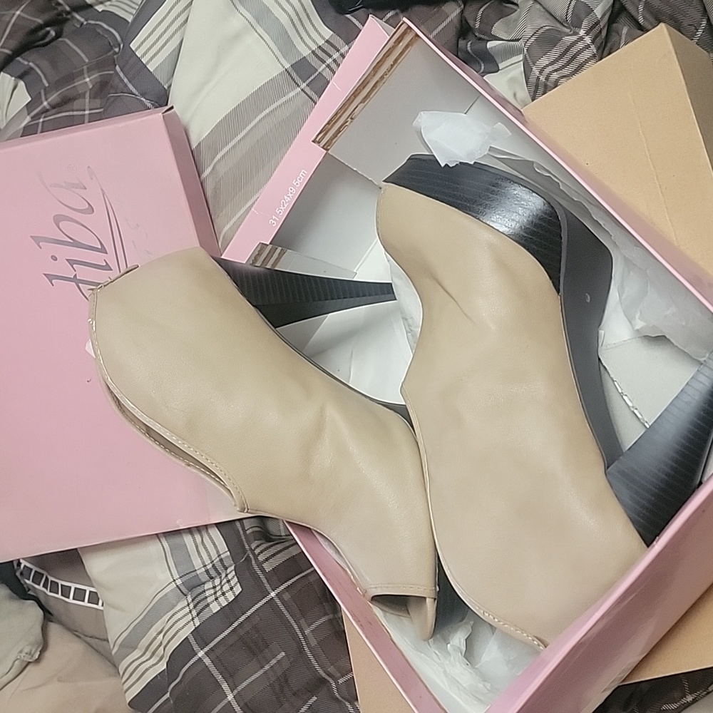 Diba East in Taupe size 12M